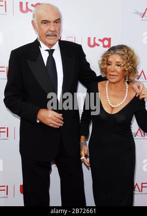 Sir Sean Connery und Frau Micheline beim 34. AFI Life Achievement Award, Der Sir Sean Connery im Kodak Theatre in Hollywood, CA, ehrt. Die Veranstaltung fand am Donnerstag, den 8. Juni 2006 statt. Foto von: SBM / PictureLux - Alle Rechte Vorbehalten - Aktenzeichen # 33984-3326SBMPLX Stockfoto