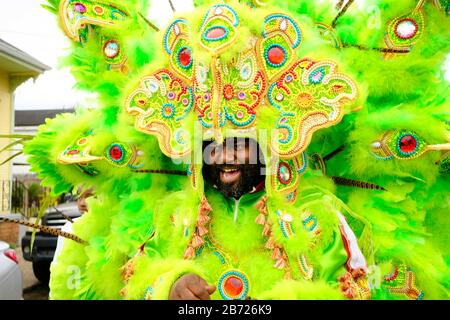 New Orleans, LOUISIANA, USA. Februar 2020. Am 25. Februar 2020 marschiert ein Mardi Gras Indian bei Den Fat Tuesday Mardi Gras Feiern in New Orleans, Louisiana USA durch die Straßen. Kredit: Dan Anderson/ZUMA Wire/Alamy Live News Stockfoto