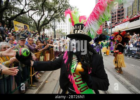 New Orleans, LOUISIANA, USA. Februar 2020. Ein Mitglied der "Krewe of Zulu" marschiert am 25. Februar 2020 während Der Fat Tuesday Mardi Gras Feiern in New Orleans, Louisiana USA, die Straße hinunter. Kredit: Dan Anderson/ZUMA Wire/Alamy Live News Stockfoto