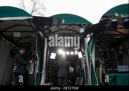 Dr. Anthony Fauci, Experte für Infektionskrankheiten, nimmt sich Zeit für Fernsehinterviews außerhalb Des Weißen Hauses in Washington, DC, Donnerstag, März 12, 2020. Kredit: Rod Lamkey/CNP /MediaPunch Stockfoto