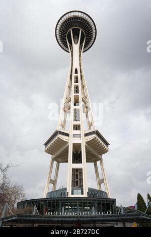 Die Seattle Space Needle bleibt während des COVID-19-Ausbruchs am 12. März 2020 für die Öffentlichkeit zugänglich. Während viele der Sehenswürdigkeiten der Stadt aufgrund des Verbots von Gouverneur Jay Inslee für Versammlungen von 250 geschlossen haben, bleibt das wichtigste Wahrzeichen der Stadt für Unternehmen geöffnet. Stockfoto