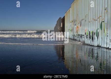 US-Grenze an Tijuana Baja California, die Mauer von Mexiko aus gesehen Stockfoto