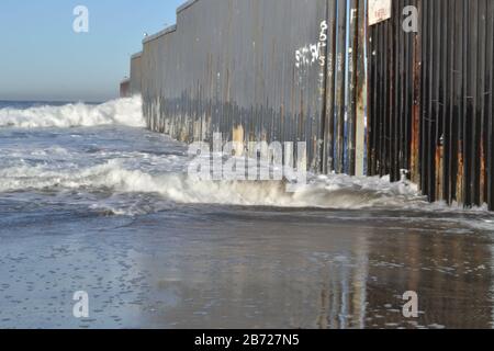 US-Grenze an Tijuana Baja California, die Mauer von Mexiko aus gesehen Stockfoto