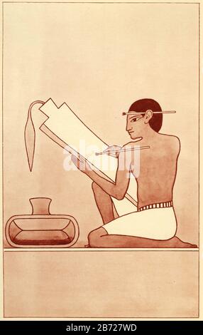 Illustration eines Schreibers aus dem alten Ägypten, der auf Papyrus mit Schilfstift schreibt, aus einem Satz Schulposter, die für Sozialstudien verwendet wurden, c 1930 Stockfoto