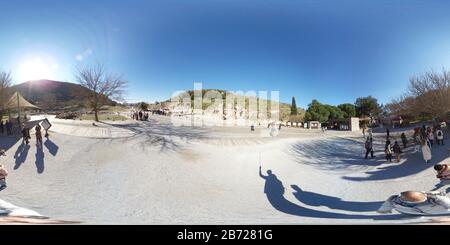 360 Grad Panorama Ansicht von Arcadian Way, Bibliothek von Celsus und Amphitheater in Ephesus, Türkei