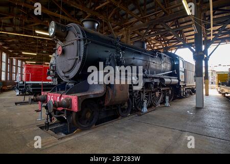 Eine schwarze, Dampf- und NSWGR-Lok im Eisenbahnmuseum Roundhouse. In Junee, New South Wales, Australien. Stockfoto