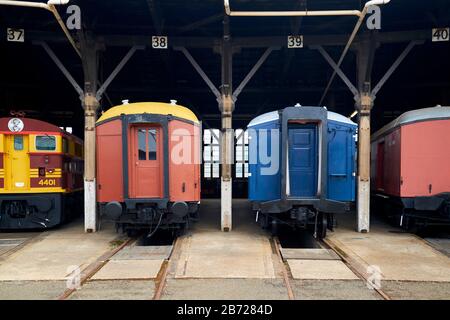 Im Bahnmuseum Roundhouse reihten sich Bahnwagen ein. In Junee, New South Wales, Australien. Stockfoto