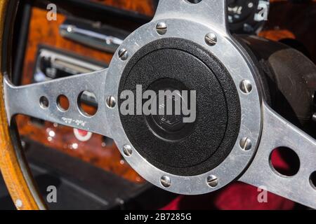 Moto-Lita Holzlenkrad mit Metallspeichen im klassischen britischen roten MG MGB Sportwagen auf der Auto-Rallye in Oxfordshire, Großbritannien Stockfoto
