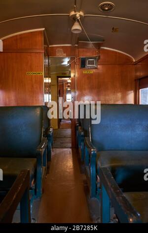 Inneneinrichtung eines Mehrklassenwagens im Eisenbahnmuseum Roundhouse. In Junee, New South Wales, Australien. Stockfoto