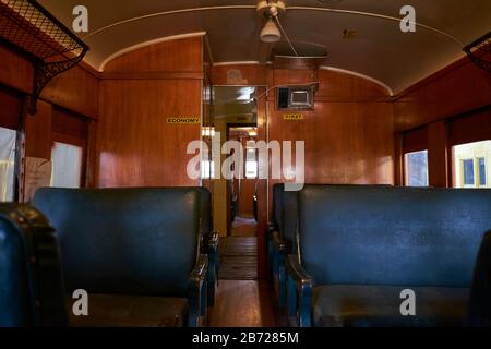Inneneinrichtung eines Mehrklassenwagens im Eisenbahnmuseum Roundhouse. In Junee, New South Wales, Australien. Stockfoto