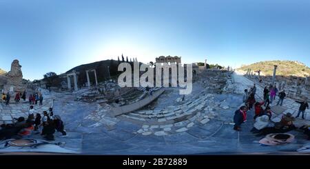 360 Grad Panorama Ansicht von Arcadian Way, Bibliothek von Celsus und Amphitheater in Ephesus, Türkei