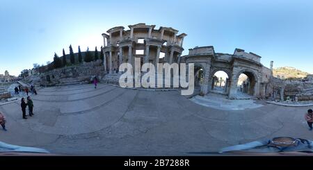 360 Grad Panorama Ansicht von Arcadian Way, Bibliothek von Celsus und Amphitheater in Ephesus, Türkei