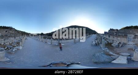 360 Grad Panorama Ansicht von Arcadian Way, Bibliothek von Celsus und Amphitheater in Ephesus, Türkei