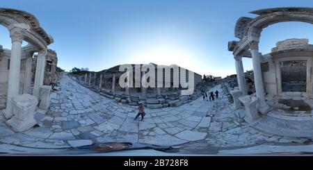 360 Grad Panorama Ansicht von Arcadian Way, Bibliothek von Celsus und Amphitheater in Ephesus, Türkei