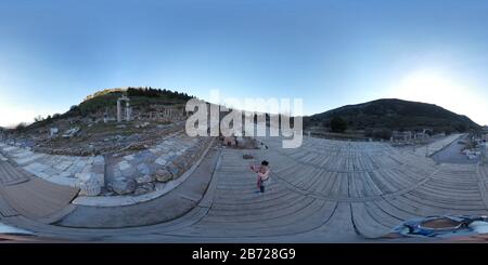 360 Grad Panorama Ansicht von Arcadian Way, Bibliothek von Celsus und Amphitheater in Ephesus, Türkei