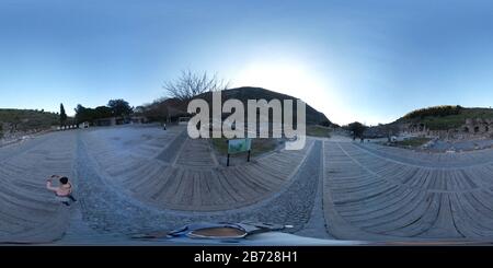 360 Grad Panorama Ansicht von Arcadian Way, Bibliothek von Celsus und Amphitheater in Ephesus, Türkei