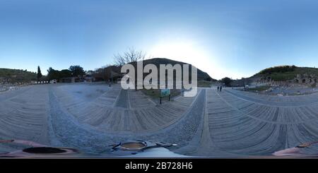 360 Grad Panorama Ansicht von Arcadian Way, Bibliothek von Celsus und Amphitheater in Ephesus, Türkei