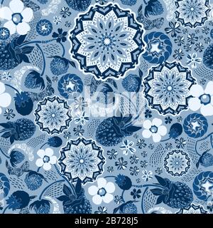 Erdbeeren, Blumen und geometrische Mandalas. Eine blau getönte Vision, ein beruhigender monochromatischer Farbton, die zeitlose und ruhige Auswahl der klassischen Farben. Stockfoto