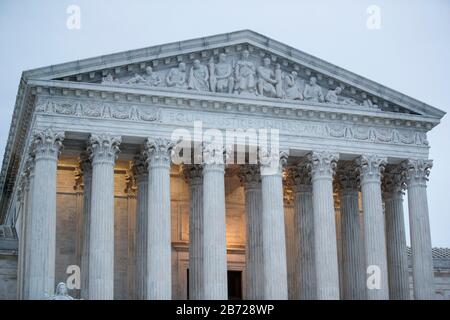 Washington, DC, USA. März 2020. Das am 12. März 2020 aufgenommene Foto zeigt den Obersten Gerichtshof der Vereinigten Staaten von Amerika in Washington, D.C. Mehrere Wahrzeichen in Washington, D.C., darunter das Weiße Haus, schließen sich der Öffentlichkeit wegen eines anhaltenden COVID-19-Ausbruchs in der Nation. Credit: Ting Shen/Xinhua/Alamy Live News Stockfoto