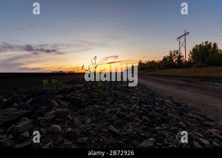 Ein wunderschöner Herbstuntergang an den Bahngleisen in Saskatchewan, Kanada Stockfoto