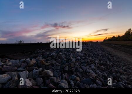 Ein wunderschöner Herbstuntergang an den Bahngleisen in Saskatchewan, Kanada Stockfoto