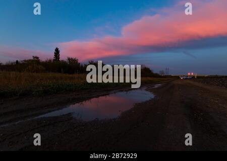 Ein wunderschöner Herbstuntergang an den Bahngleisen in Saskatchewan, Kanada Stockfoto