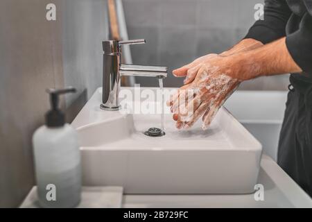 Waschen der Hände mit Seife und heißem Wasser im Badezimmer Spüle man reinigende Handhygiene für die Vorbeugung von Coronavirus-Ausbrüchen. Schutz vor Corona-Virus-Pandemie durch häufiges Händewaschen. Stockfoto