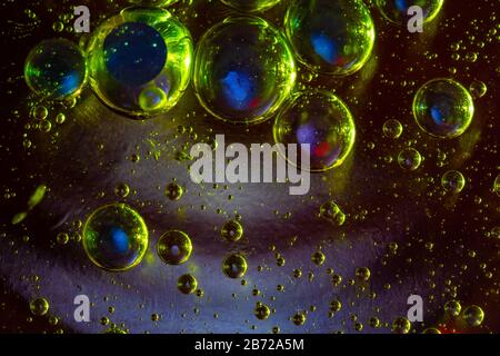 Makrofoto von Wasserblasen, die in Öl aufgehängt sind Stockfoto