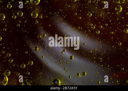 Makrofoto von Wasserblasen, die in Öl aufgehängt sind Stockfoto