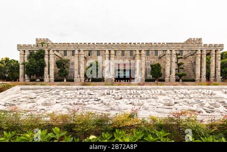 Das Steinwaldmuseum am Eingang des Shilin-Steinwaldes in Kunming, Yunnan, China. Stockfoto