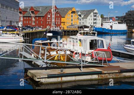 Boote & Lagerhäusern am Skansen Docks, Tromso Stadt, Troms Grafschaft, Norwegen, Skandinavien Stockfoto