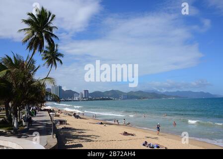 NHA TRANG, VIETNAM - 29. FEBRUAR 2020: Die Strände von Nha Trang verteilen sich auf die Strandresortstadt und bieten unzählige Sehenswürdigkeiten und Freizeitmöglichkeiten Stockfoto