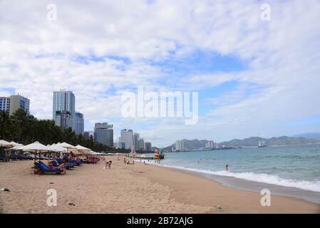NHA TRANG, VIETNAM - 29. FEBRUAR 2020: Die Strände von Nha Trang verteilen sich auf die Strandresortstadt und bieten unzählige Sehenswürdigkeiten und Freizeitmöglichkeiten Stockfoto