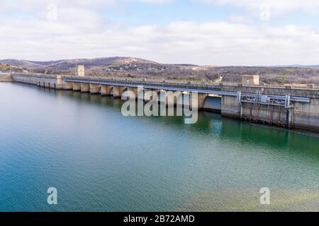 Branson, MO/USA - 10. März 2020: Table Rock Dam on the White River, 1958 vom U.S. Army Corps of Engineers fertiggestellt, schuf den Table Rock Lake Stockfoto