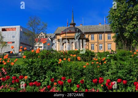 König Haakon Statue & Musikpavillon, Tromso Stadt, Insel Tromsoya, Troms County, Norwegen Stockfoto