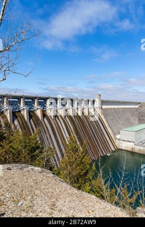 Branson, MO/USA - 10. März 2020: Table Rock Dam on the White River, 1958 vom U.S. Army Corps of Engineers fertiggestellt, schuf den Table Rock Lake Stockfoto