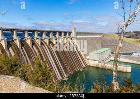 Branson, MO/USA - 10. März 2020: Table Rock Dam on the White River, 1958 vom U.S. Army Corps of Engineers fertiggestellt, schuf den Table Rock Lake Stockfoto