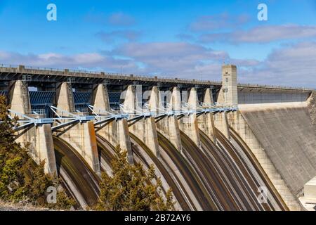 Branson, MO/USA - 10. März 2020: Table Rock Dam on the White River, 1958 vom U.S. Army Corps of Engineers fertiggestellt, schuf den Table Rock Lake Stockfoto