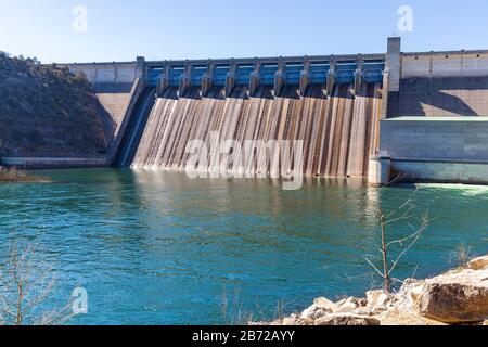 Branson, MO/USA - 10. März 2020: Table Rock Dam on the White River, 1958 vom U.S. Army Corps of Engineers fertiggestellt, schuf den Table Rock Lake Stockfoto