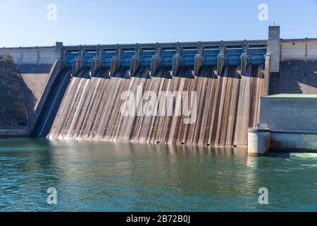 Branson, MO/USA - 10. März 2020: Table Rock Dam on the White River, 1958 vom U.S. Army Corps of Engineers fertiggestellt, schuf den Table Rock Lake Stockfoto