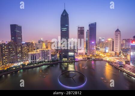 Nachtansicht des Finanzbezirks Wuhan, Hubei, China.Finanzkonzept Stockfoto