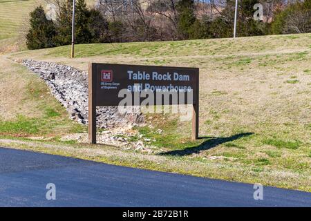 Branson, MO/USA - 10. März 2020: Table Rock Dam und Powerhouse Sign, 1958 vom U.S. Army Corps of Engineers in den Ozarks of Southw fertiggestellt Stockfoto