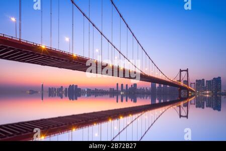 Wuhan Papageienschuhbrücke jangtse in Einbruch der Dunkelheit, hubei, China, Hängebrücke. Stockfoto