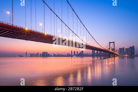 Wuhan Papageienschuhbrücke jangtse in Einbruch der Dunkelheit, hubei, China, Hängebrücke. Stockfoto