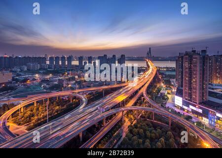 Überführung der Lichtwege, schöne Kurven.wuhan Erqi jangtsekiang Brücke in der provinz hubei, China.Luftbild Autobahn Stockfoto