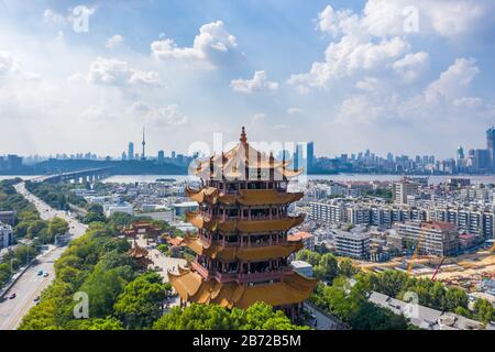 Der gelbe Kranturm auf dem Schlangenhügel in Wuhan ist einer der drei berühmten Türme südlich des jangtsekiang, China. Stockfoto