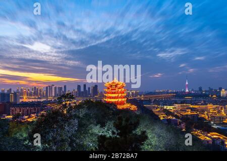 Der gelbe Kranturm auf dem Schlangenhügel in Wuhan ist einer der drei berühmten Türme südlich des jangtsekiang, China. Stockfoto