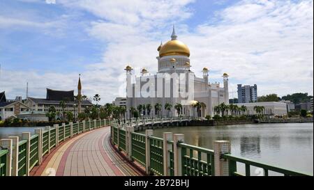 Bandar Seri Begawan, Brunei - März 06 2020: Weg zur Sultan-Omar-Ali-Saifuddin-Moschee Stockfoto