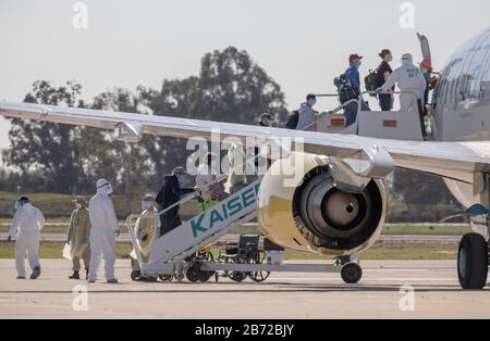 Peking, USA. März 2020. Am Oakland International Airport in Oakland, Kalifornien, den Vereinigten Staaten, am 11. März 2020 sind die Menschen von der Kreuzfahrtschifflinie Grand Princess bis hin zu einem Flugzeug auf dem Weg zu bestimmten Scheck- und Quarantäneplätzen ausgestiegen. Kredit: Li Jianguo/Xinhua/Alamy Live News Stockfoto