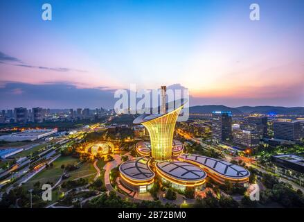 Weitwinkel-Luftbild von Optics Valley, Wuhan.Panorama-Skyline und Gebäuden mit Bülenhimmel im Sommer. Stockfoto